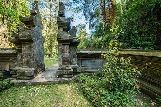 Una hermosa vista del templo hindú ubicado en Bali Indonesia