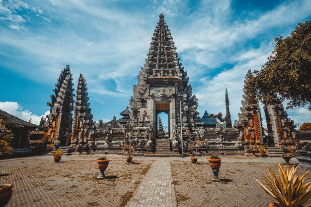 Una hermosa vista del templo hindú Ulun Danu Beratan ubicado en Ubud Bali Indonesia