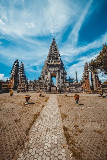 Una hermosa vista del templo hindú Ulun Danu Beratan ubicado en Ubud Bali Indonesia