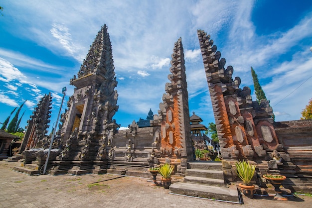 Una hermosa vista del templo hindú Ulun Danu Beratan ubicado en Ubud Bali Indonesia