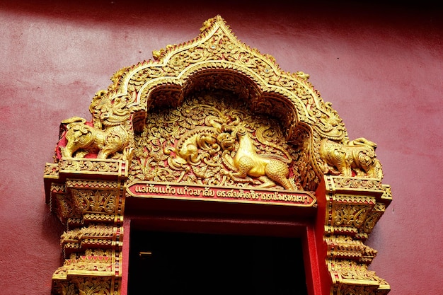 Una hermosa vista del templo plateado ubicado en Chiang Mai Tailandia