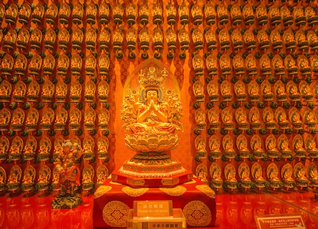 Una hermosa vista del Templo de la Reliquia del Diente de Buda ubicado en Chinatown Singapur