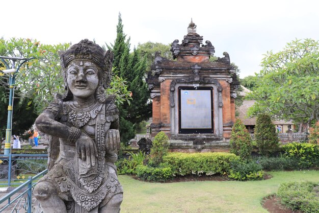 Una hermosa vista del templo Taman Ayun ubicado en Bali Indonesia