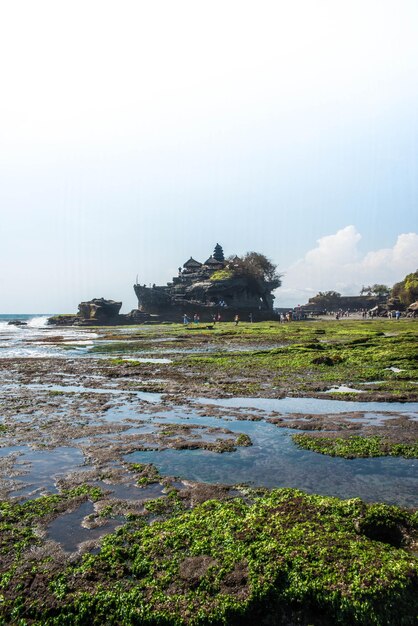 Una hermosa vista del templo Tanah Lot ubicado en Bali Indonesia