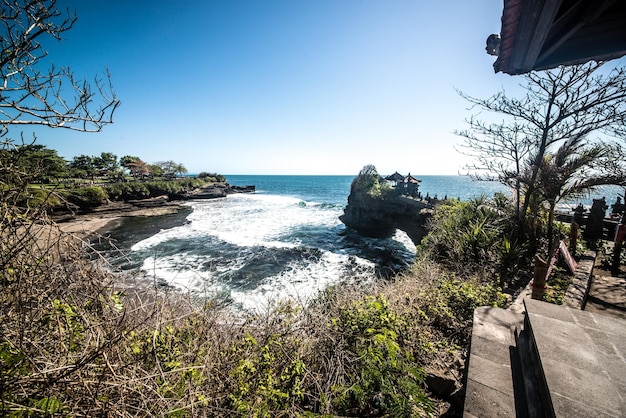 Una hermosa vista del templo Tanah Lot ubicado en Bali Indonesia