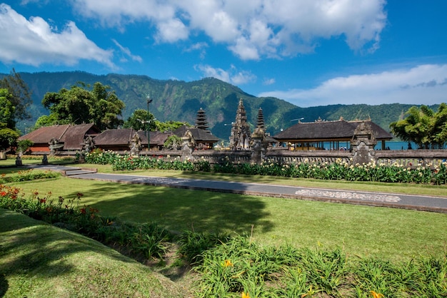 Una hermosa vista del templo Ulun Danu Batur ubicado en Bali Indonesia