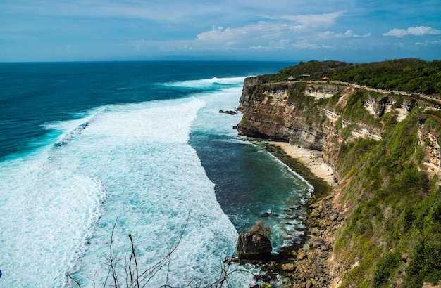 Una hermosa vista del templo de Uluwatu ubicado en Bali Indonesia