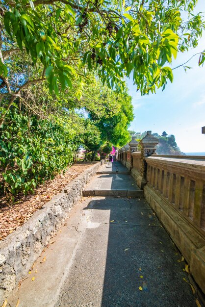 Una hermosa vista del templo de Uluwatu ubicado en Bali Indonesia