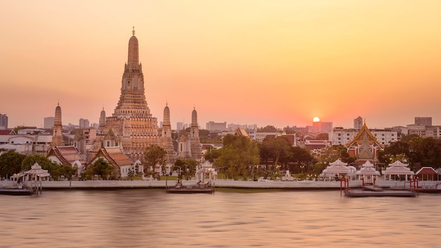 Hermosa vista del templo Wat Arun al atardecer en Bangkok, Tailandia