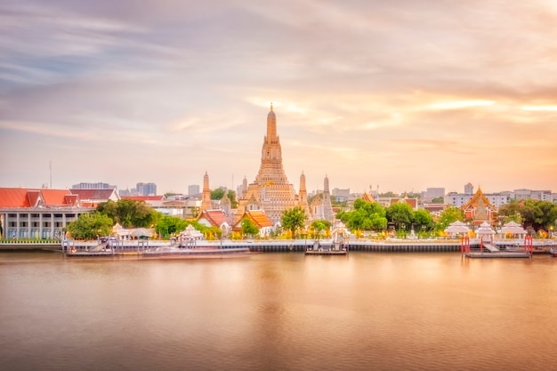 Hermosa vista del templo de Wat Arun en el crepúsculo en Bangkok, Tailandia