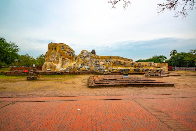 Una hermosa vista del templo Wat Lokaya Sutharam ubicado en Ayutthaya Tailandia