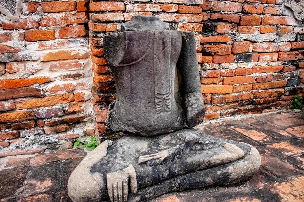 Una hermosa vista del templo Wat Mahathat ubicado en Ayutthaya Tailandia