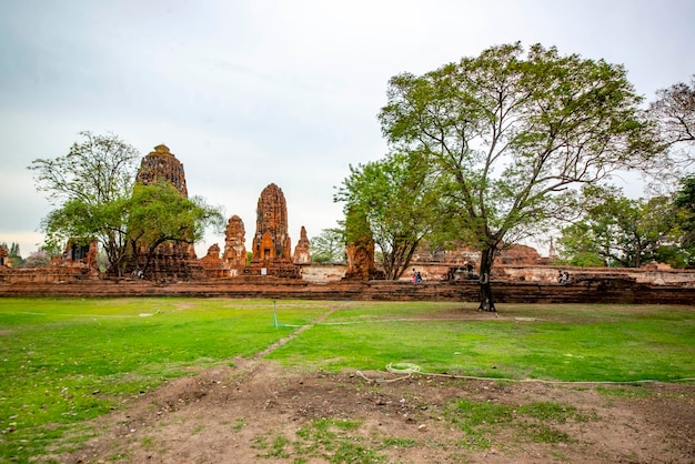 Una hermosa vista del templo Wat Mahathat ubicado en Ayutthaya Tailandia