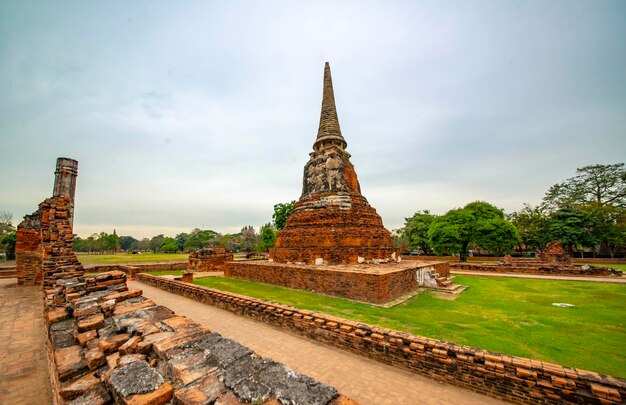 Una hermosa vista del templo Wat Mahathat ubicado en Ayutthaya Tailandia