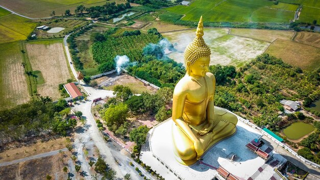 Una hermosa vista del templo Wat Muang ubicado en Ang Thong Tailandia