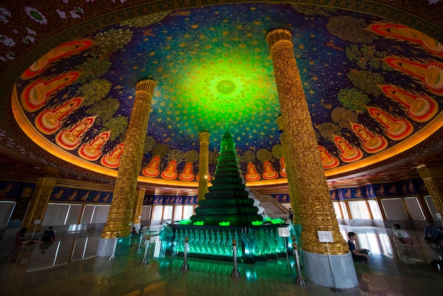 Una hermosa vista del templo Wat Paknam en Bangkok Tailandia