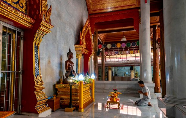 Una hermosa vista del templo Wat Paknam ubicado en Bangkok Tailandia