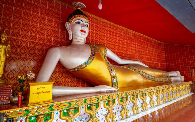 Una hermosa vista del templo Wat Paknam ubicado en Bangkok Tailandia