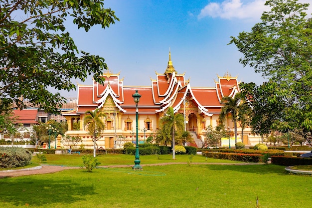 Una hermosa vista del templo Wat Pha That Luang ubicado en Vientiane Laos