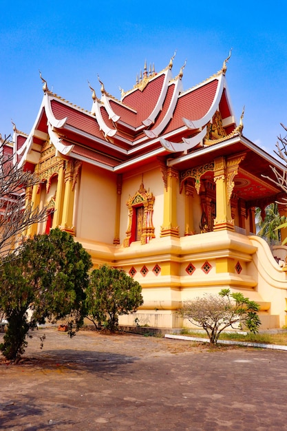 Una hermosa vista del templo Wat Pha That Luang ubicado en Vientiane Laos