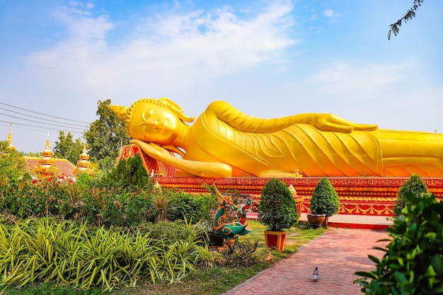 Una hermosa vista del templo Wat Pha That Luang ubicado en Vientiane Laos