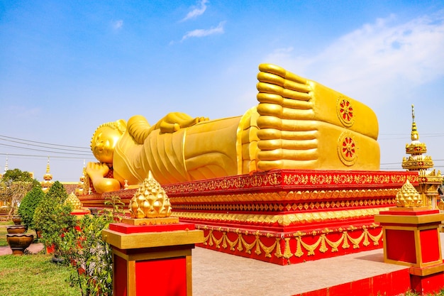 Una hermosa vista del templo Wat Pha That Luang ubicado en Vientiane Laos