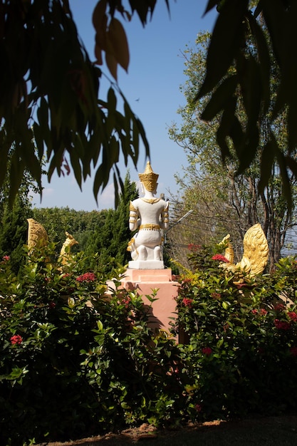 Una hermosa vista del templo Wat Saeng Kaeo ubicado en Chiang Rai Tailandia