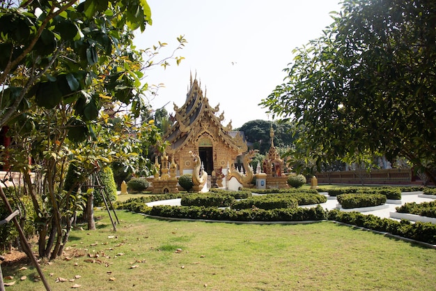 Una hermosa vista del templo Wat Saeng Kaeo ubicado en Chiang Rai Tailandia