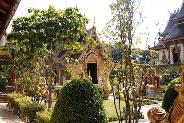 Una hermosa vista del templo Wat Saeng Kaeo ubicado en Chiang Rai Tailandia