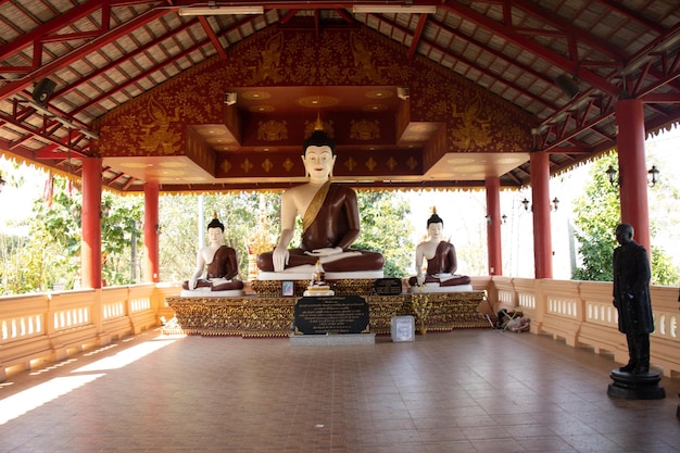 Una hermosa vista del templo Wat Saeng Kaeo ubicado en Chiang Rai Tailandia