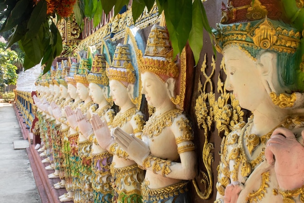 Una hermosa vista del templo Wat Saeng Kaeo ubicado en Chiang Rai Tailandia