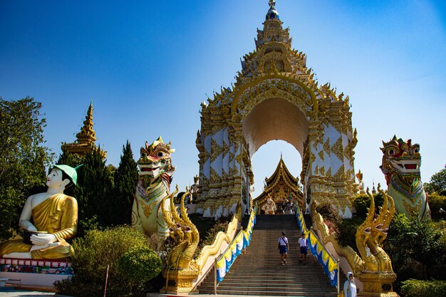 Una hermosa vista del templo Wat Saeng Kaeo ubicado en Chiang Rai Tailandia