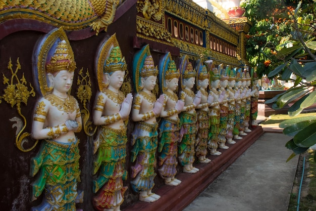 Una hermosa vista del templo Wat Saeng Kaeo ubicado en Chiang Rai Tailandia