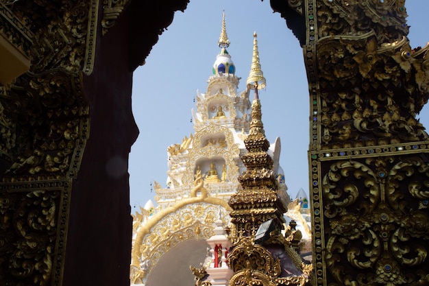 Una hermosa vista del templo Wat Saeng Kaeo ubicado en Chiang Rai Tailandia