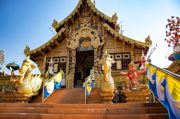 Una hermosa vista del templo Wat Saeng Kaeo ubicado en Chiang Rai Tailandia