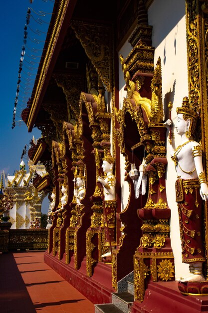 Una hermosa vista del templo Wat Saeng Kaeo ubicado en Chiang Rai Tailandia