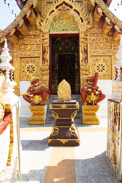 Una hermosa vista del templo Wat Saeng Kaeo ubicado en Chiang Rai Tailandia