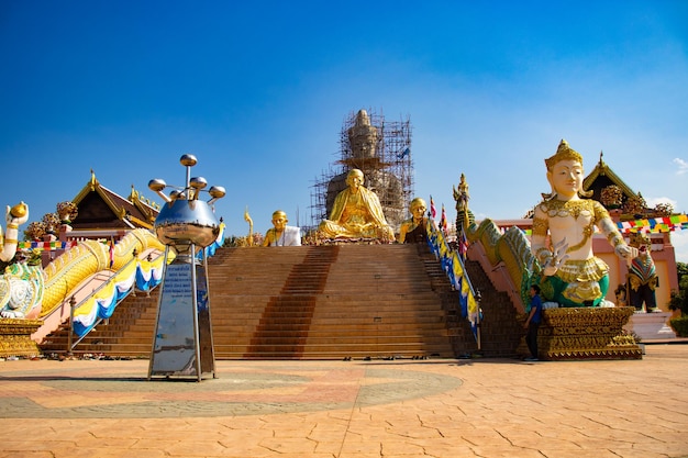 Una hermosa vista del templo Wat Saeng Kaeo ubicado en Chiang Rai Tailandia