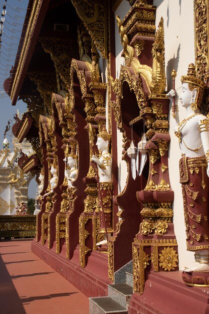 Una hermosa vista del templo Wat Saeng Kaeo ubicado en Chiang Rai Tailandia