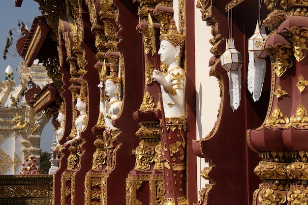 Una hermosa vista del templo Wat Saeng Kaeo ubicado en Chiang Rai Tailandia