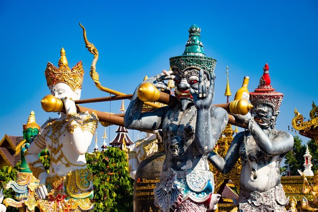 Una hermosa vista del templo Wat Saeng Kaeo ubicado en Chiang Rai Tailandia