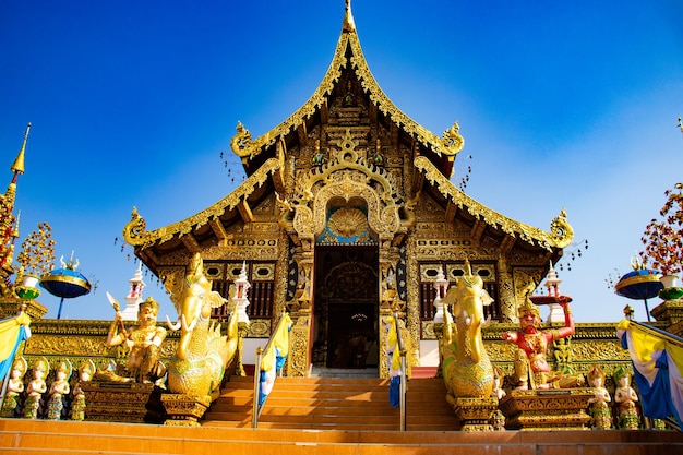 Una hermosa vista del templo Wat Saeng Kaeo ubicado en Chiang Rai Tailandia