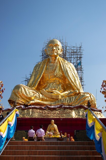 Una hermosa vista del templo Wat Saeng Kaeo ubicado en Chiang Rai Tailandia