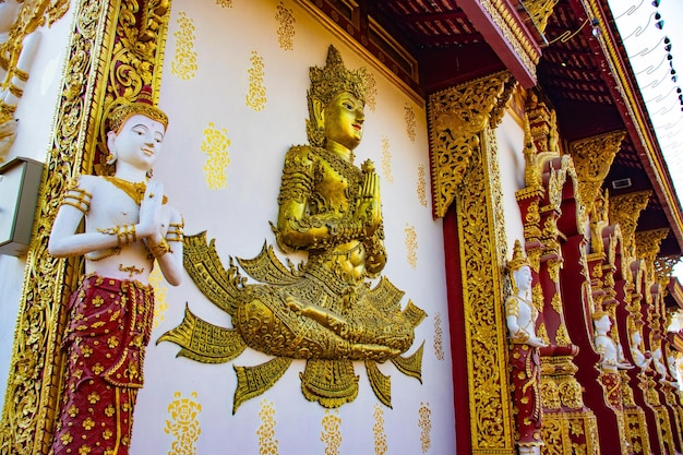 Una hermosa vista del templo Wat Saeng Kaeo ubicado en Chiang Rai Tailandia