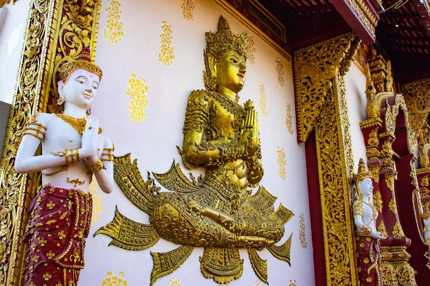 Una hermosa vista del templo Wat Saeng Kaeo ubicado en Chiang Rai Tailandia