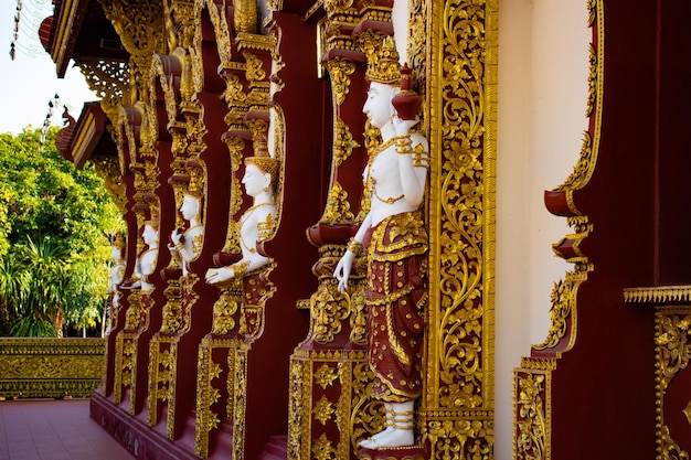 Una hermosa vista del templo Wat Saeng Kaeo ubicado en Chiang Rai Tailandia