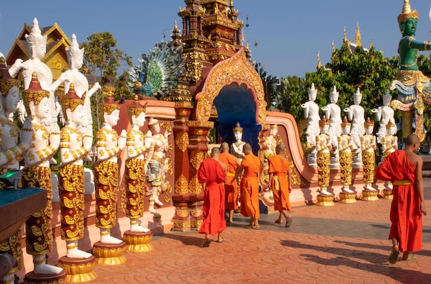 Una hermosa vista del templo Wat Saeng Kaeo ubicado en Chiang Rai Tailandia