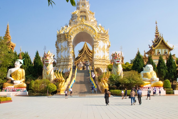 Una hermosa vista del templo Wat Saeng Kaeo ubicado en Chiang Rai Tailandia