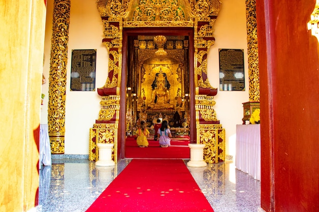 Una hermosa vista del templo Wat Saeng Kaeo ubicado en Chiang Rai Tailandia