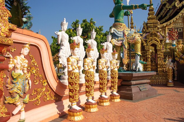 Una hermosa vista del templo Wat Saeng Kaeo ubicado en Chiang Rai Tailandia